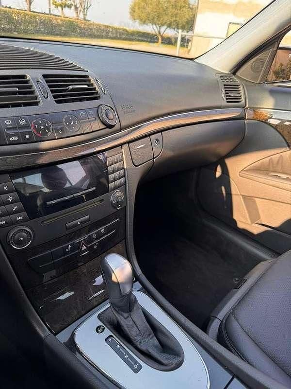 Usata Mercedes E270 Avantgarde 177 CV (130 kW) 2004 Argento Berlina