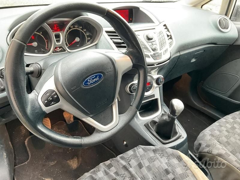 Gebraucht Ford Fiesta Titanium 70 PS (51 kW) 2009 Grau Kleinwagen
