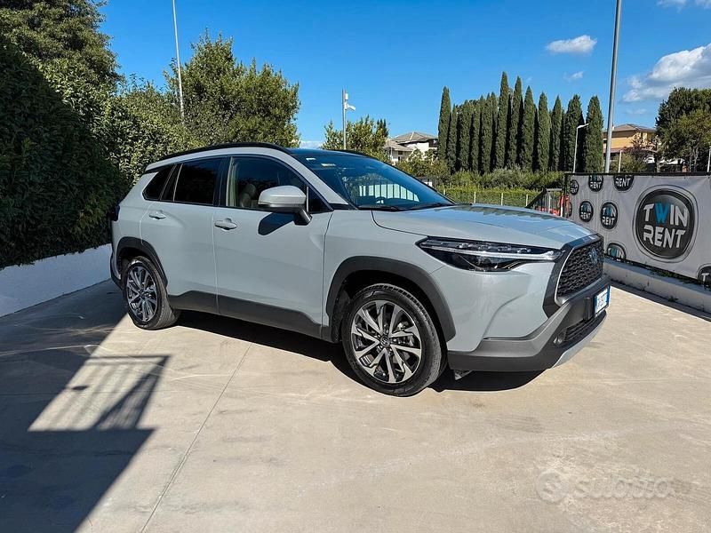 Grigio Usata 2024 Toyota Corolla Cross SUV | 32.900 € - Immagine 1/4