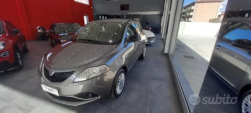 Usata Lancia Ypsilon Gold 69 CV (50 kW) 2017 Grigio Utilitaria
