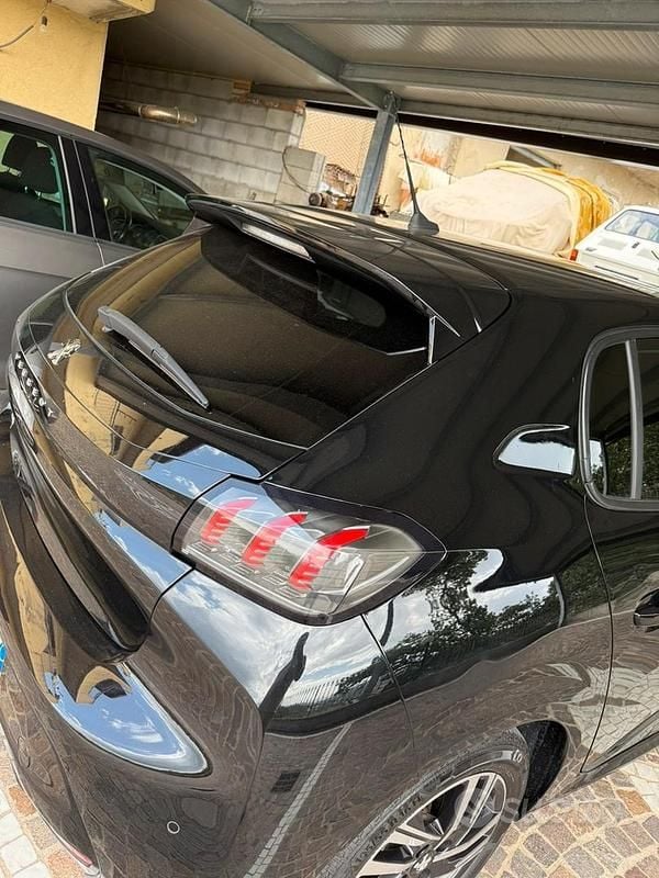 Usata Peugeot 208 GT-line 102 CV (75 kW) 2021 Nero Utilitaria
