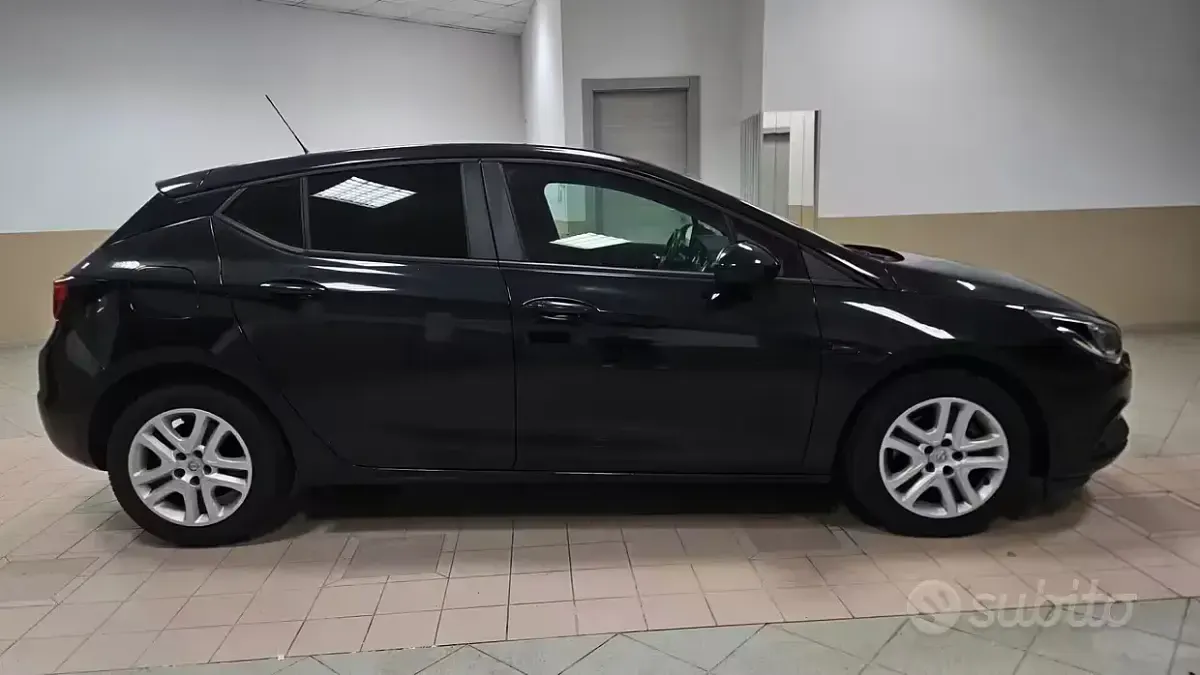Usata Opel Astra Innovation 110 CV (80 kW) 2016 Nero Berlina
