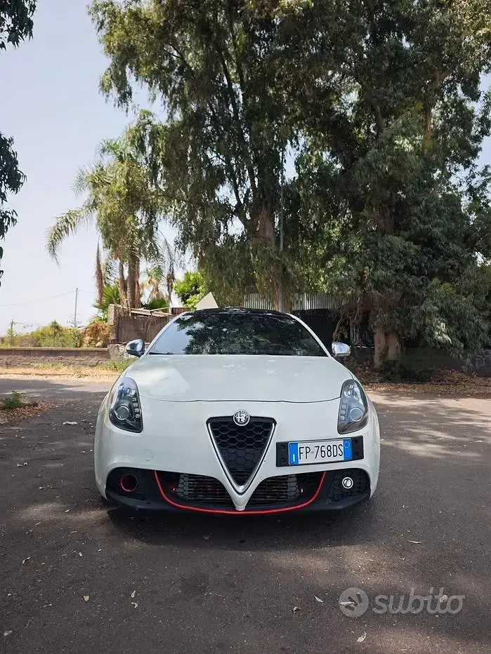 Usata Alfa Romeo Giulietta Distinctive 170 CV (125 kW) 2012 Bianco Utilitaria