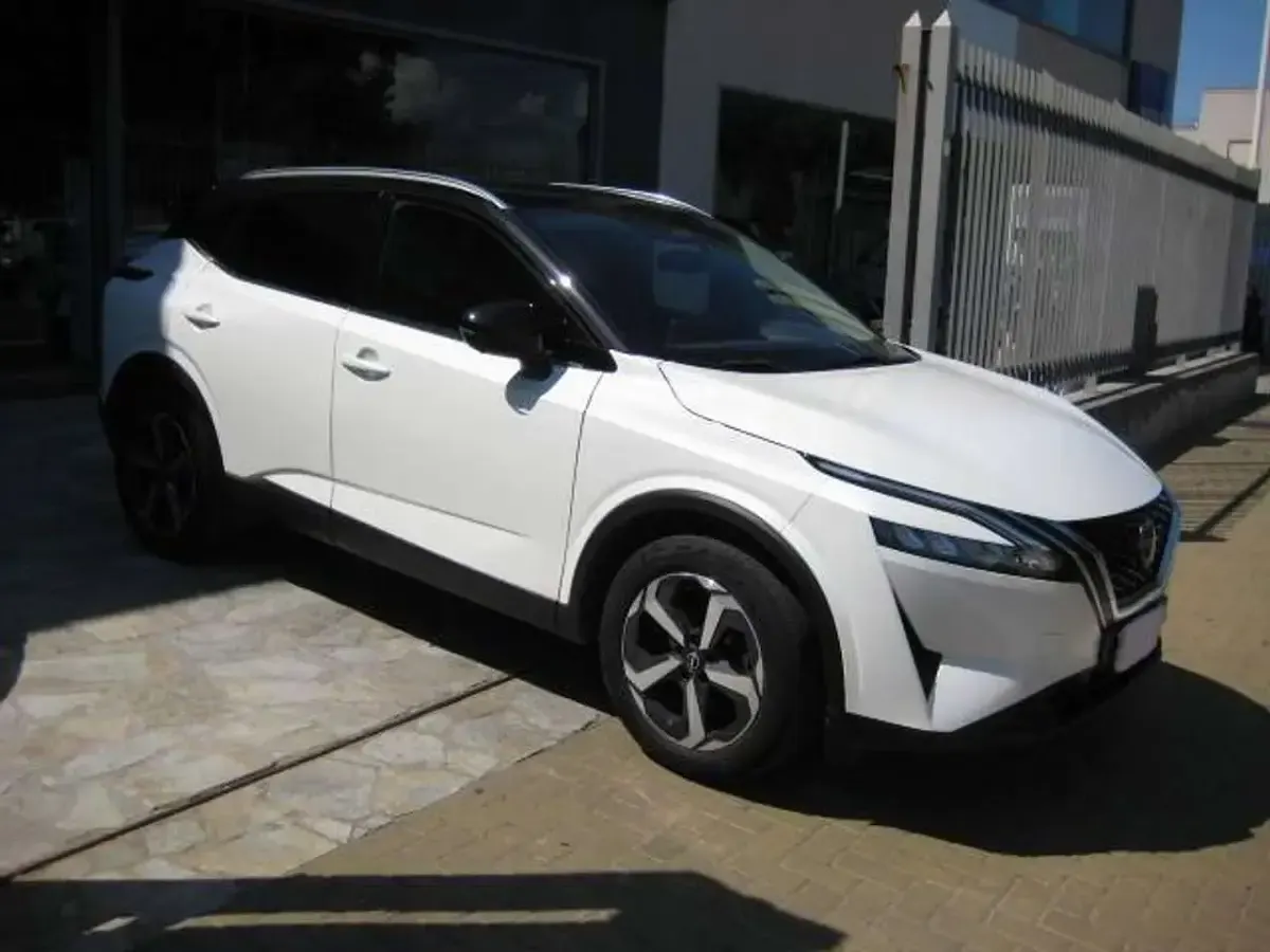 Usata Nissan Qashqai N-Connecta 140 CV (102 kW) 2023 White pearl/black SUV