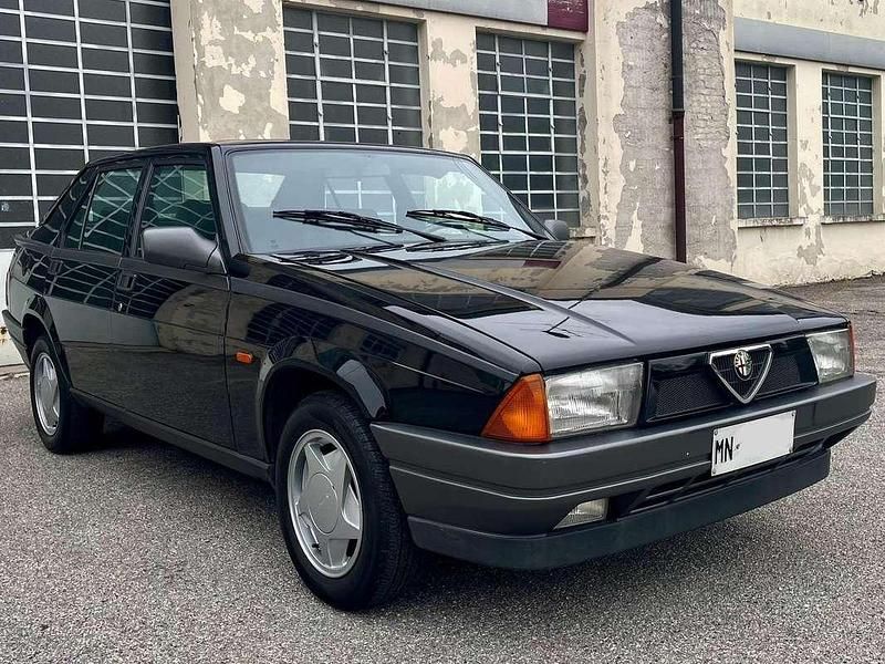 Usata Alfa Romeo 75 120 CV (88 kW) 1990 Nero Berlina