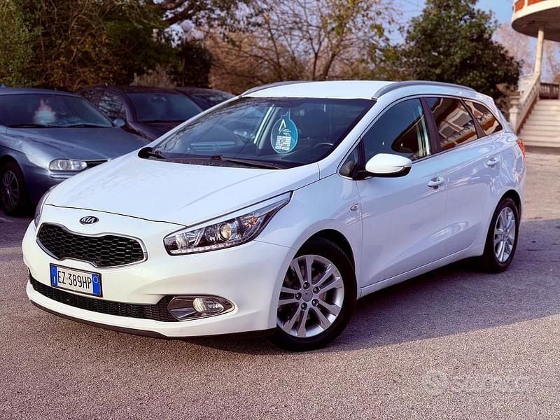 Begagnad Kia Ceed 128 HK (94 kW) 2015 Vit Halvkombi