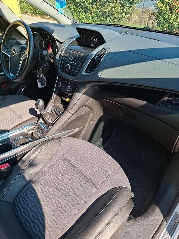 Usata Opel Zafira Tourer Cosmo 131 CV (96 kW) 2012 Bianco Monovolume
