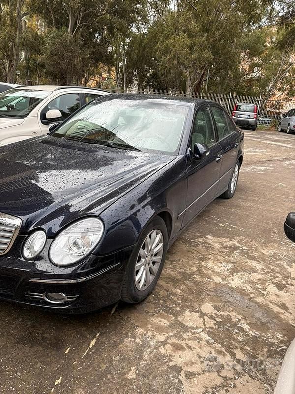 Usata Mercedes E220 143 CV (105 kW) 2002 Blu Berlina