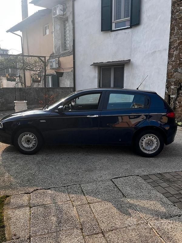 Usata Alfa Romeo 147 105 CV (77 kW) 2005 Blu Utilitaria