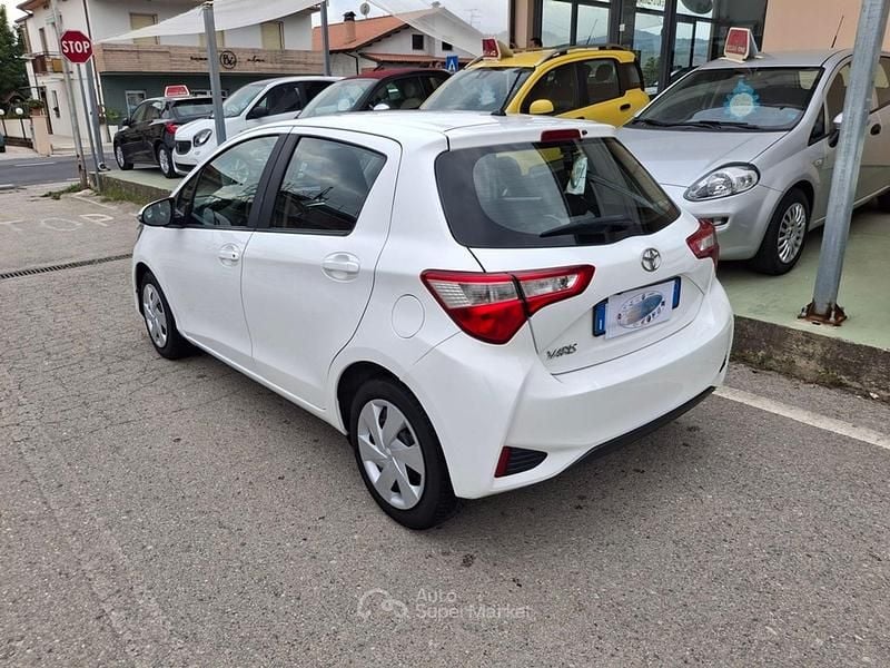Usata Toyota Yaris 90 CV (66 kW) 2017 Bianco Berlina