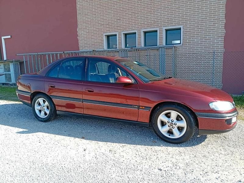 Usata Opel Omega 131 CV (96 kW) 1997 Rosso Berlina