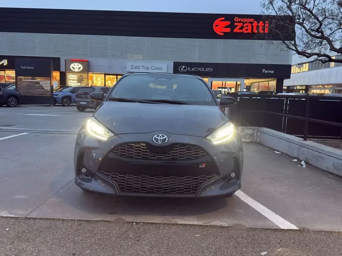 Nuova Toyota Yaris Hybrid Sport 92 CV (67 kW) 2025 Storm grey / black Berlina