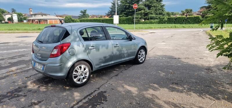 Usata Opel Corsa 95 CV (69 kW) 2011 Argento Berlina
