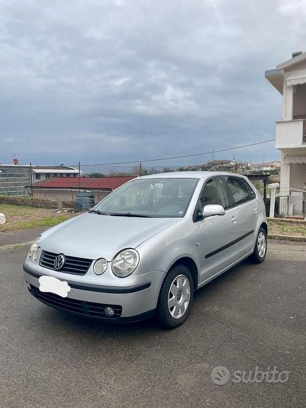 Grigio Usata 2004 VW Polo Comfortline Tre volumi | 1900 € (Buon prezzo) - Immagine 1/4