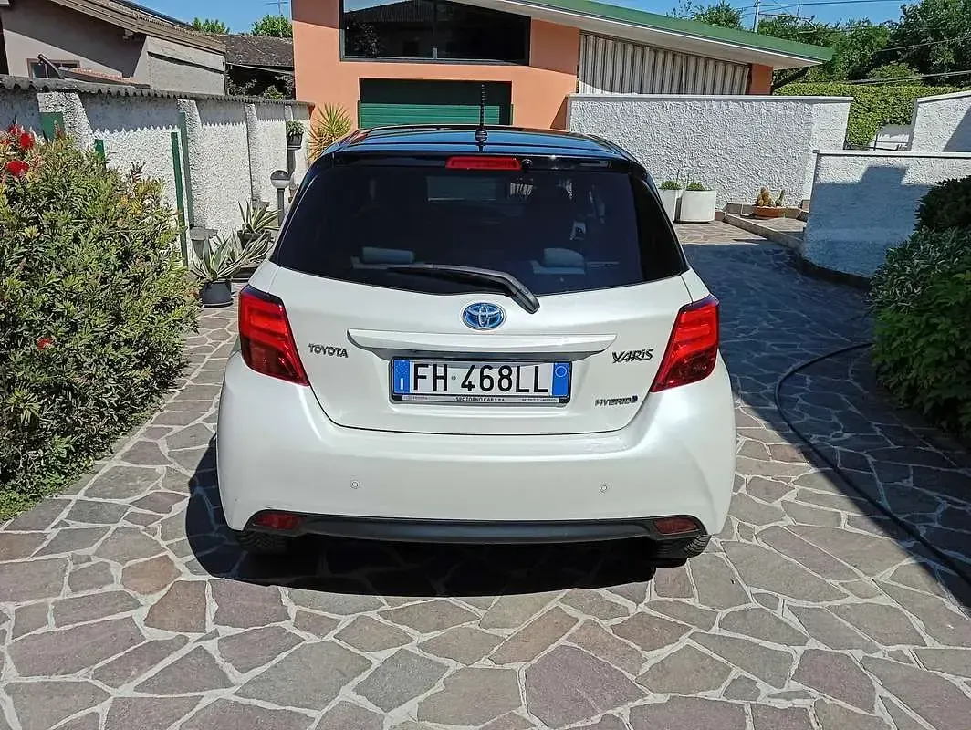 Usata Toyota Yaris Hybrid Edition 73 CV (53 kW) 2017 Bianco Berlina
