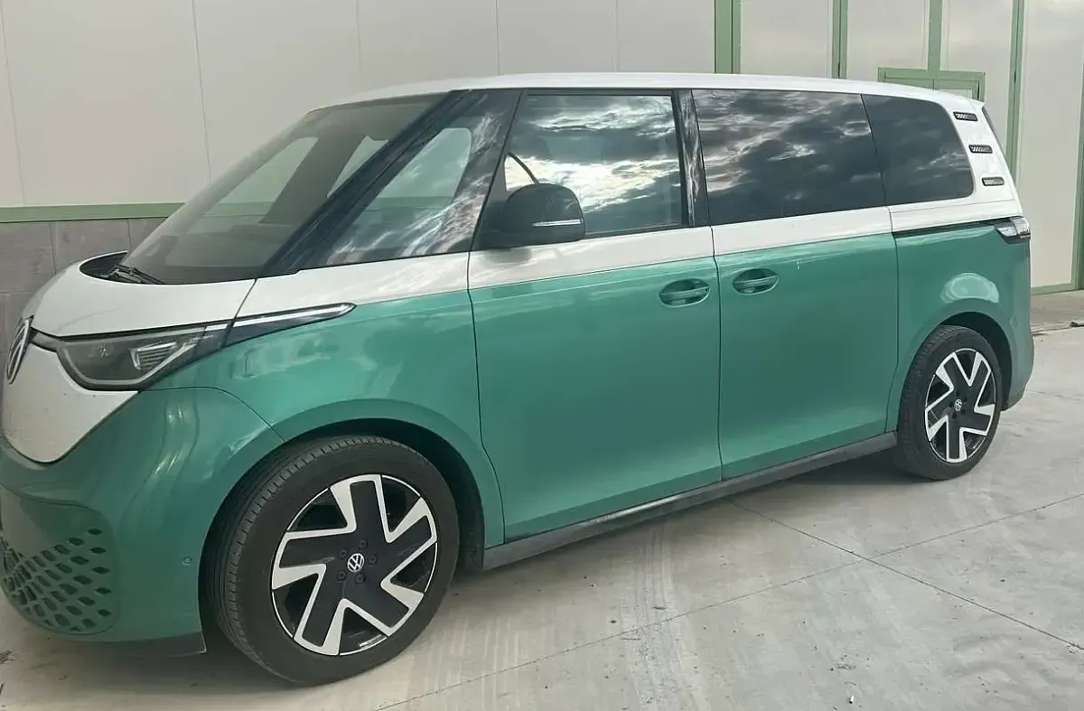Begagnad VW ID. Buzz Pro 150 kW (204 HK) 2023 Grön Minibuss