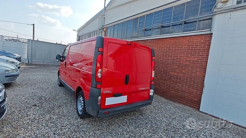 Usata Opel Vivaro 120 CV (88 kW) 2008 Rosso Monovolume