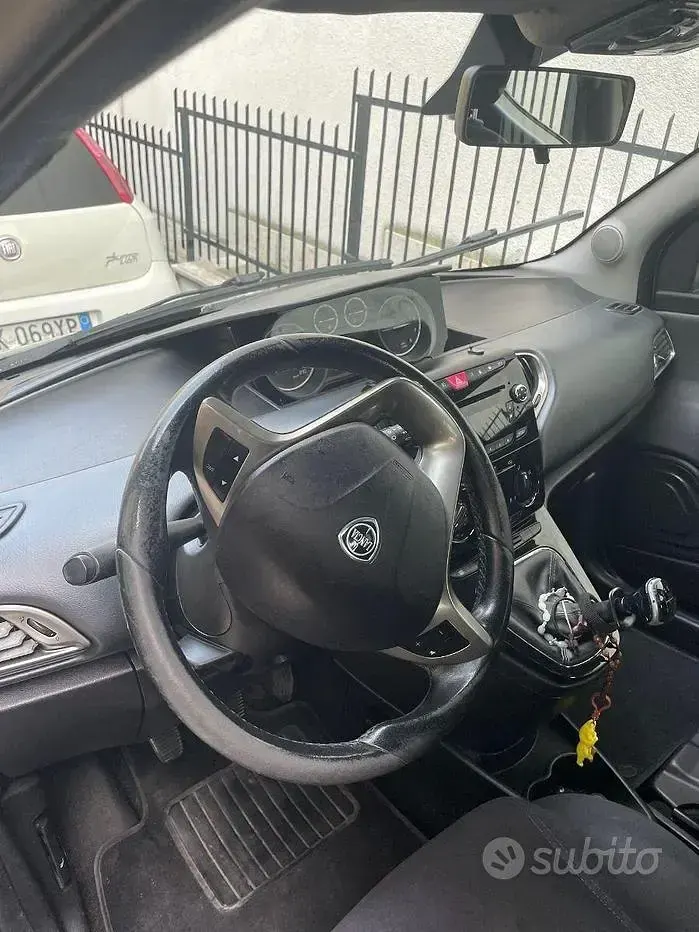Usata Lancia Ypsilon 80 CV (58 kW) 2015 Grigio Utilitaria