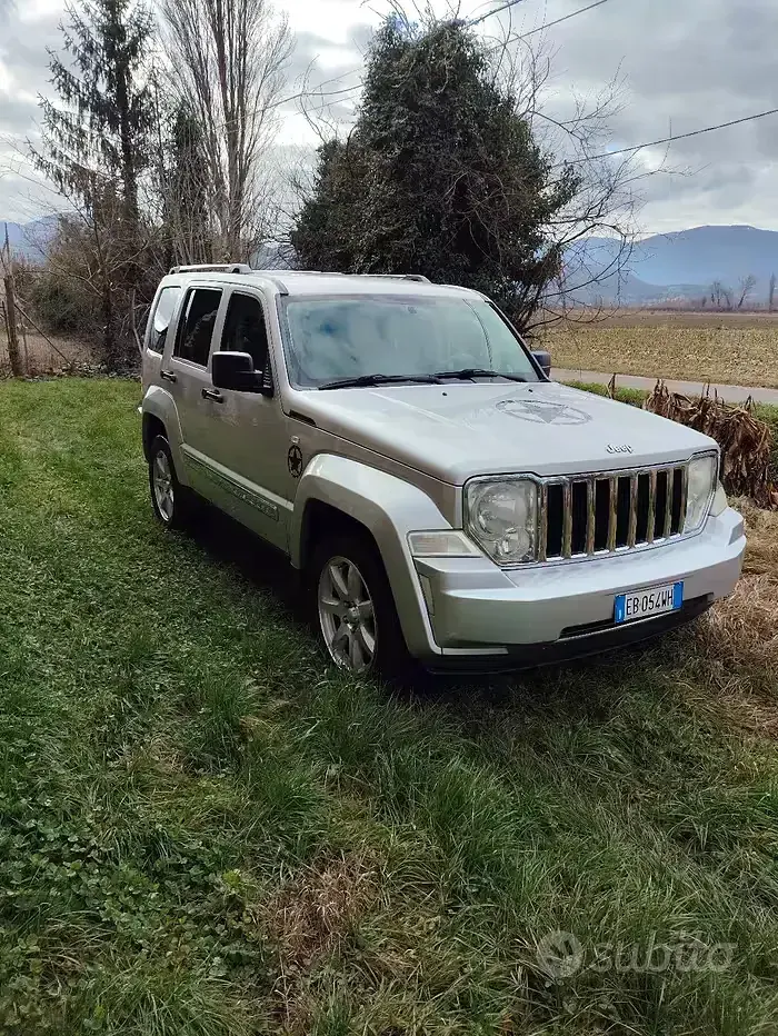 Usata Jeep Cherokee 200 CV (147 kW) 2010 Grigio SUV