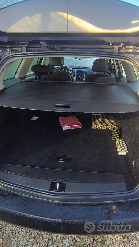 Usata Opel Astra 140 CV (102 kW) 2013 Nero Berlina