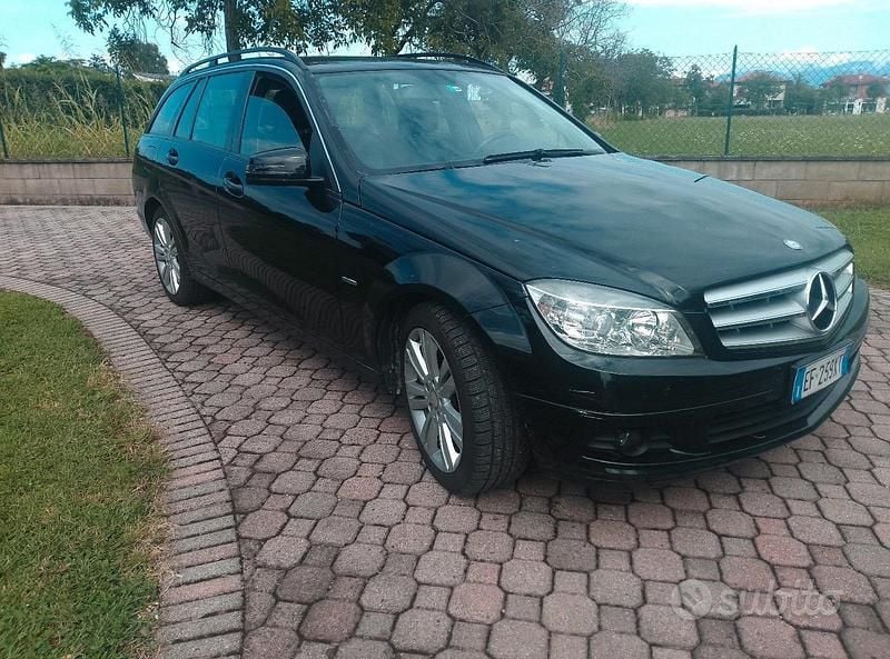 Usado Mercedes C220 170 CV (125 kW) 2010 Negro Familiar