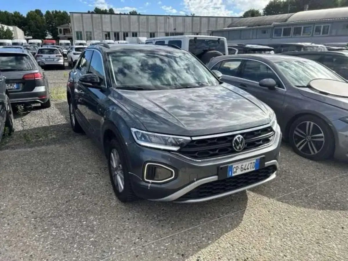 Usata VW T-Roc Life 150 CV (110 kW) 2023 Grigio SUV