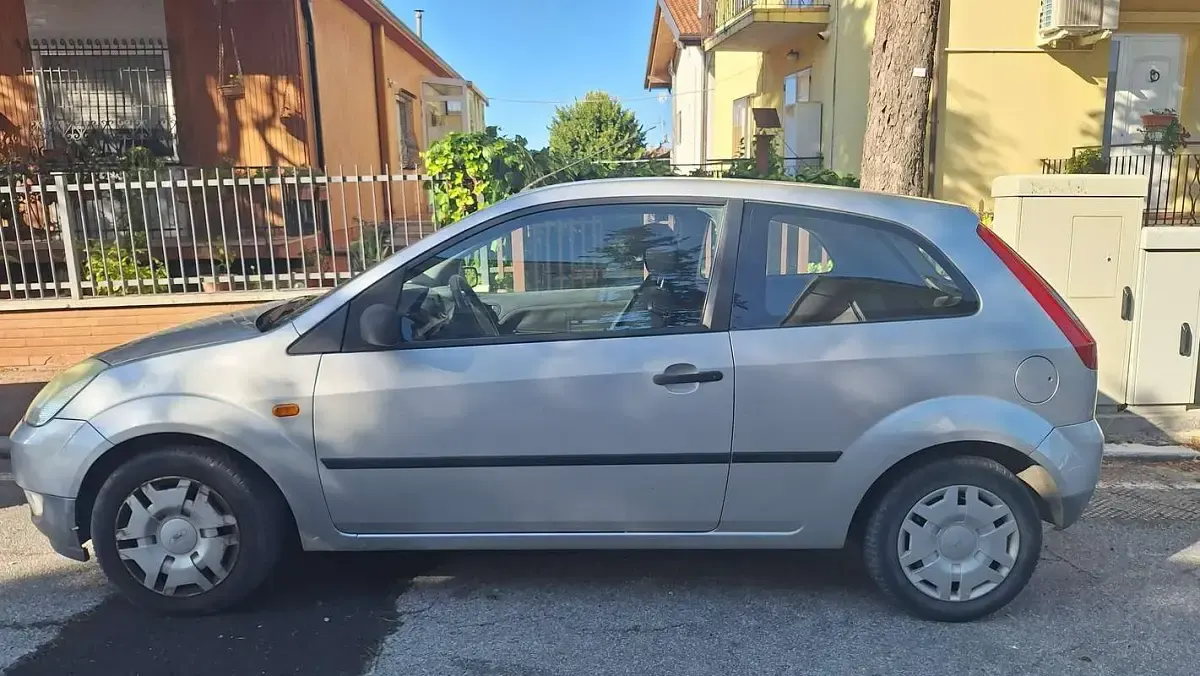 Usata Ford Fiesta 75 CV (55 kW) 2004 Grigio Utilitaria