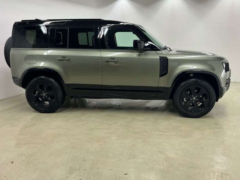 Usata Land Rover Defender SE Dynamic 249 CV (183 kW) 2023 Verde SUV