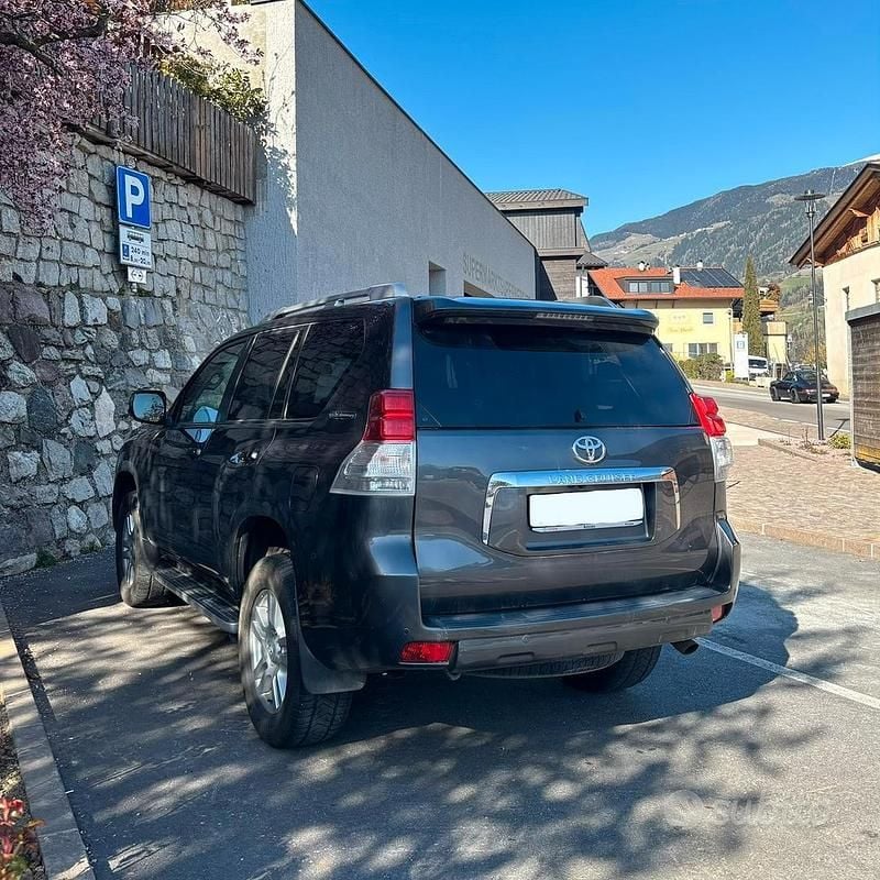 Begagnad Toyota Land Cruiser Prado 190 HK (139 kW) 2011 Grå SUV