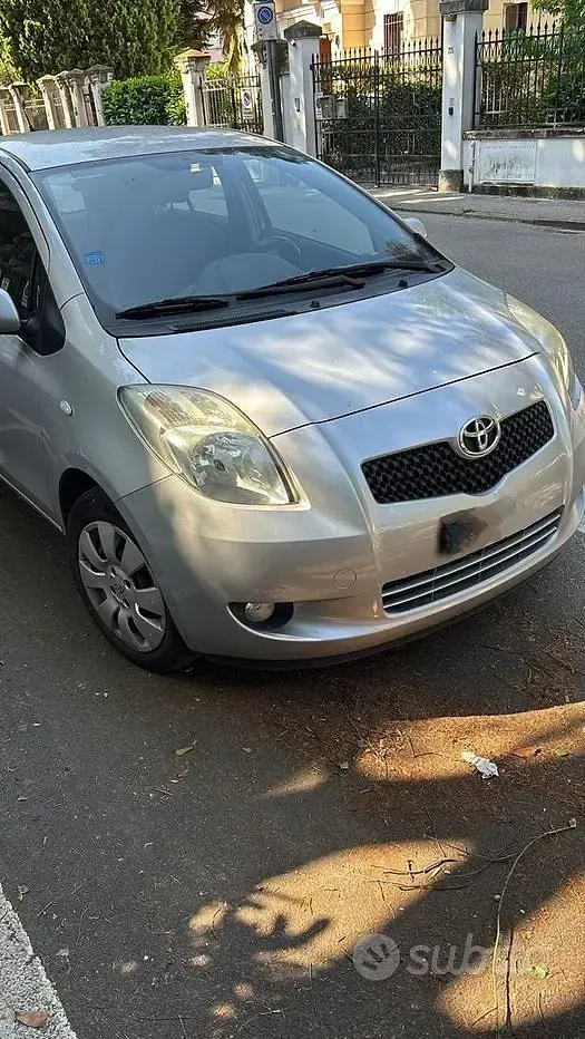 Usata Toyota Yaris 69 CV (50 kW) 2007 Grigio Utilitaria