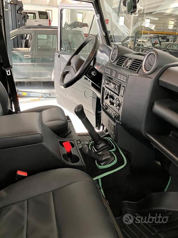 Usata Land Rover Defender 68 CV (50 kW) 2013 Grigio SUV