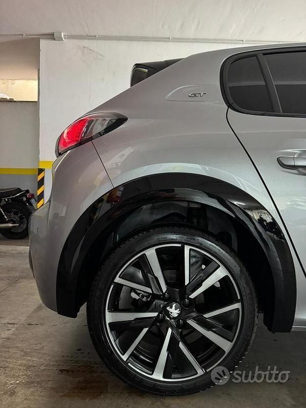 Usata Peugeot 208 GT 101 CV (74 kW) 2023 Grigio Utilitaria