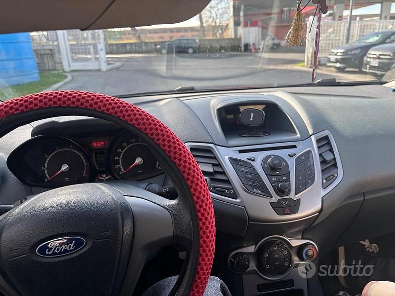 Usata Ford Fiesta 82 CV (60 kW) 2010 Rosso Utilitaria