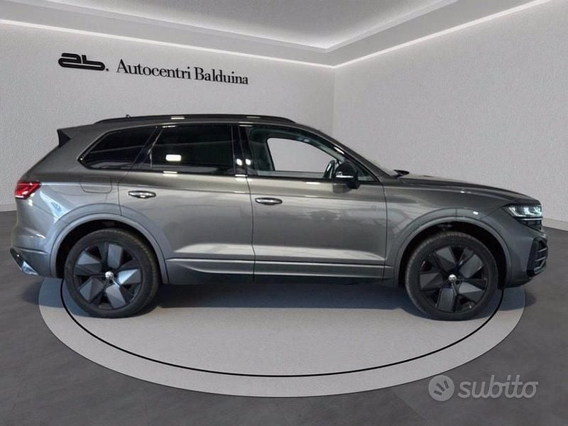 Usata VW Touareg R-line 231 CV (169 kW) 2024 Silizium grey metallizzato SUV
