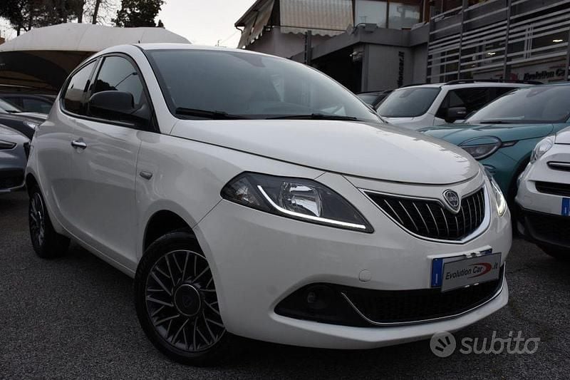 Usata Lancia Ypsilon Gold 69 CV (50 kW) 2023 Bianco pastello Utilitaria