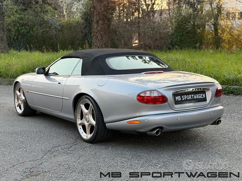 Usata Jaguar XKR Supercharged 363 CV (266 kW) 2003 Grigio Cabrio