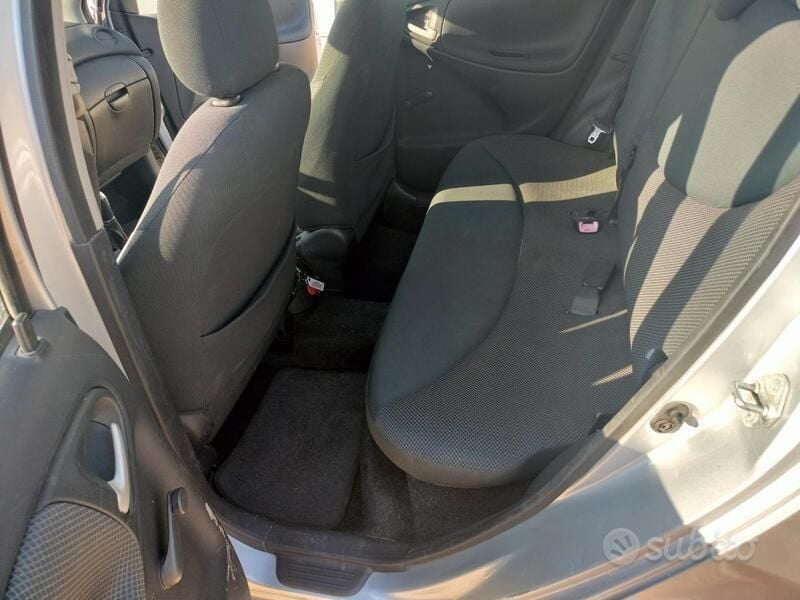Usata Toyota Yaris 75 CV (55 kW) 2004 Grigio Utilitaria