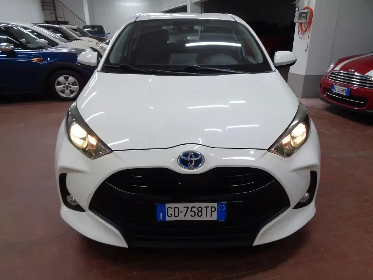 Usata Toyota Yaris Hybrid Business Edition 92 CV (67 kW) 2020 Bianco Berlina