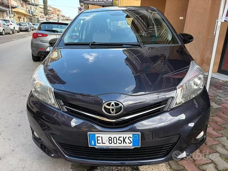 Usata Toyota Yaris Lounge 99 CV (72 kW) 2012 Grigio Utilitaria