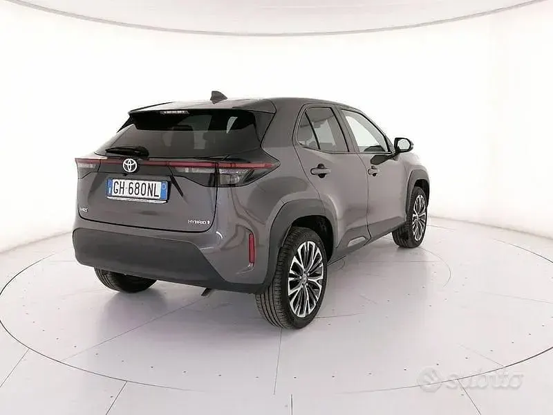 Usata Toyota Yaris Cross Lounge 92 CV (67 kW) 2022 Grigio SUV