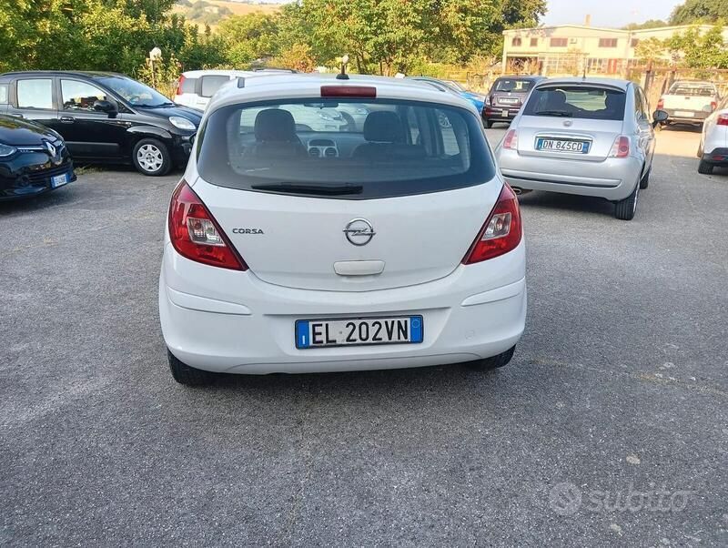 Usata Opel Corsa 75 CV (55 kW) 2012 Bianco Berlina