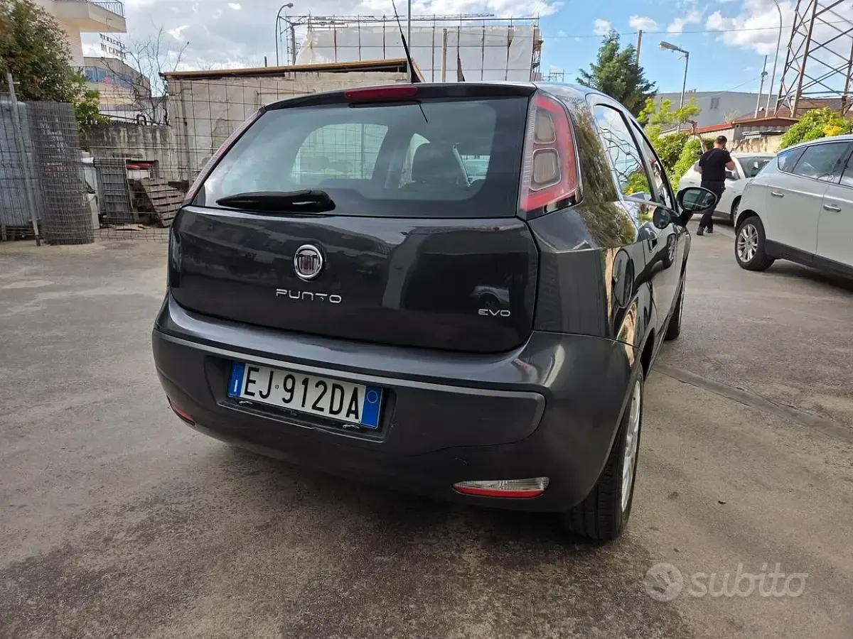 Usata Fiat Punto Evo Dynamic 69 CV (50 kW) 2011 Nero Utilitaria