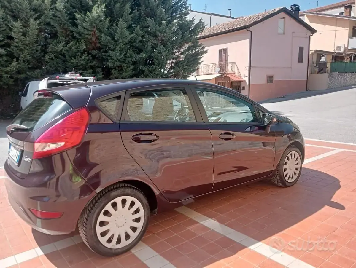 Usata Ford Fiesta 82 CV (60 kW) 2009 Marrone Berlina