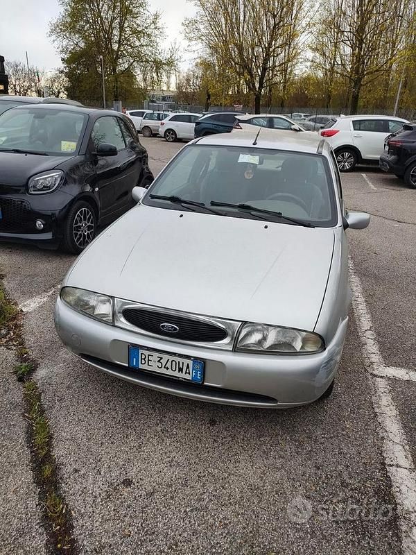 Usata Ford Fiesta 75 CV (55 kW) 1997 Grigio Utilitaria