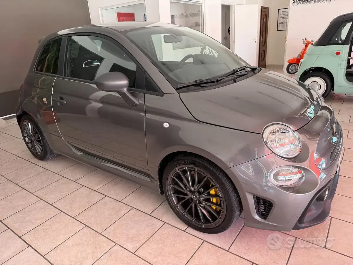 Usata Abarth 695 180 CV (132 kW) 2023 Grigio Utilitaria