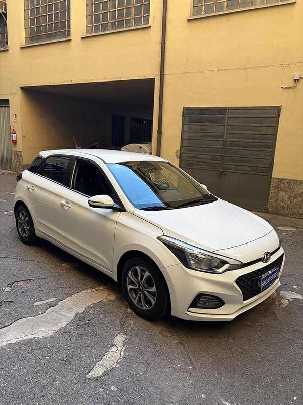 Usata Hyundai i20 75 CV (55 kW) 2020 Bianco pastello Berlina
