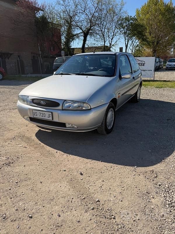 Usata Ford Fiesta 75 CV (55 kW) 1997 Grigio Utilitaria