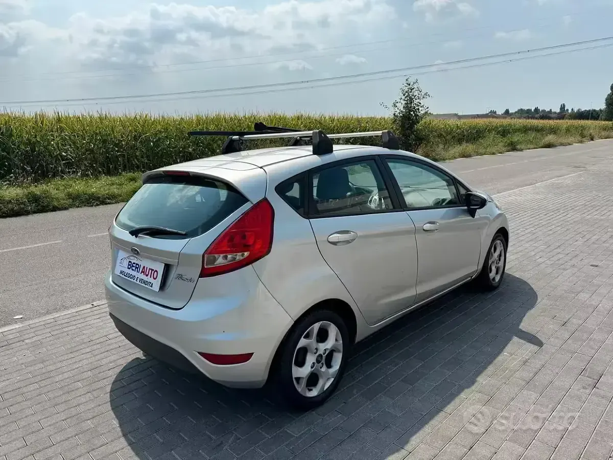 Usata Ford Fiesta 70 CV (51 kW) 2012 Grigio Berlina