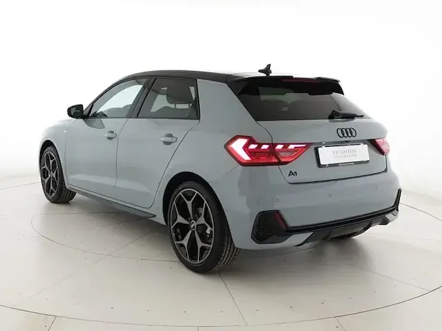 Nuova Audi A1 Sportback Ambiente 116 CV (85 kW) 2026 Grigio freccia perla nero mito metallizzato Utilitaria