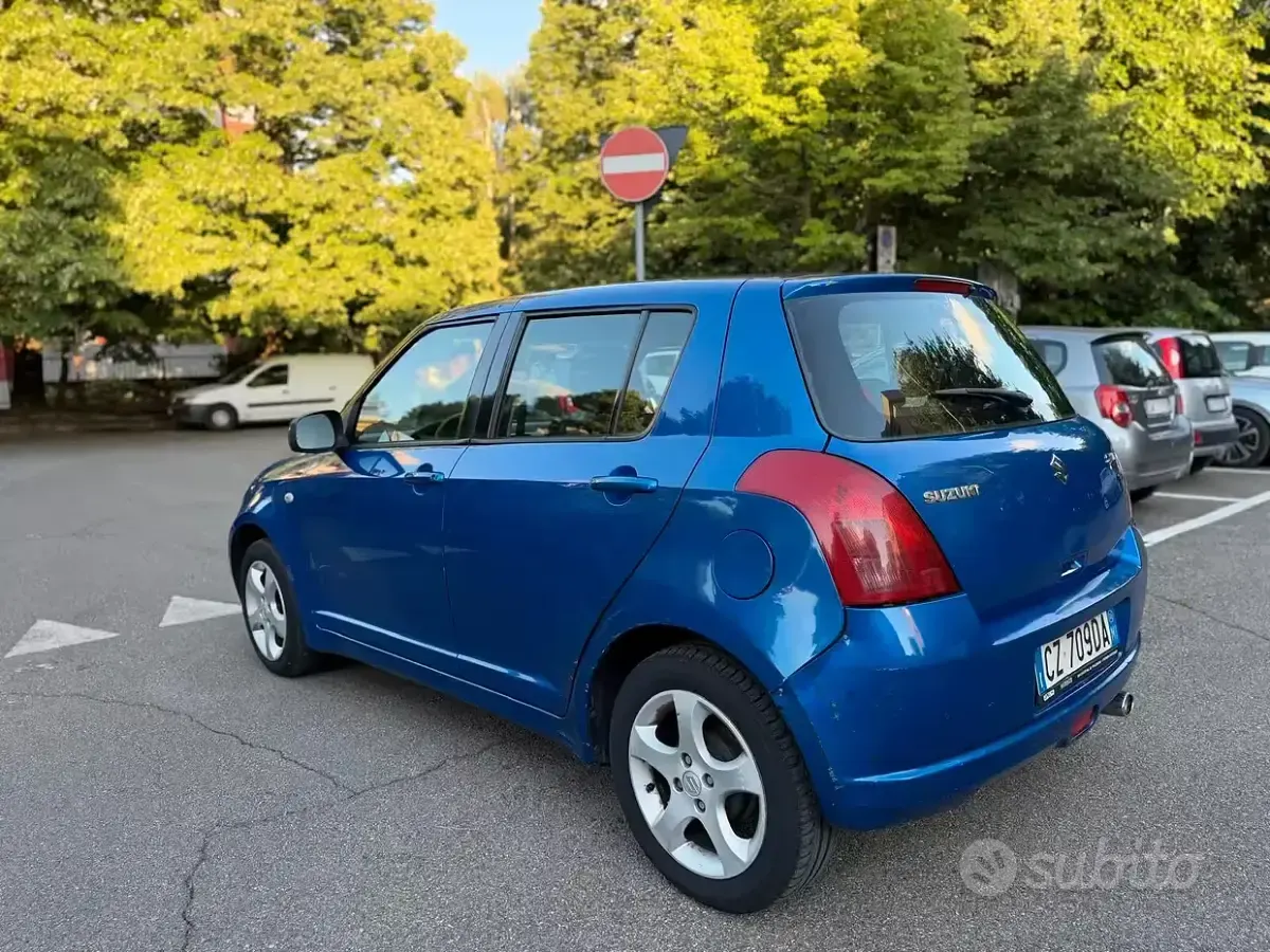Second-hand Suzuki Swift GL 92 CP (67 kW) 2006 Albastru Hatchback